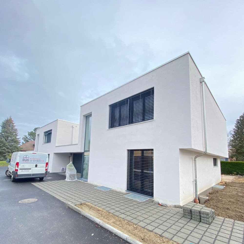 Installation de fenêtres sur mesure par Bâti Fenêtres et Stores SA à Lucens